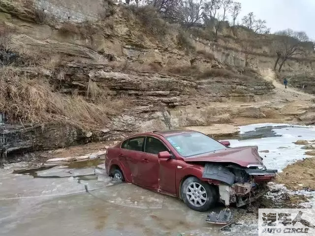 【汽车人◆瞬间】惊！“飞车”冲下20米高河道，司机竟然毫发无损