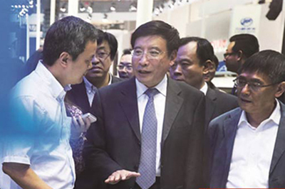 苗圩参观北汽展台.jpg